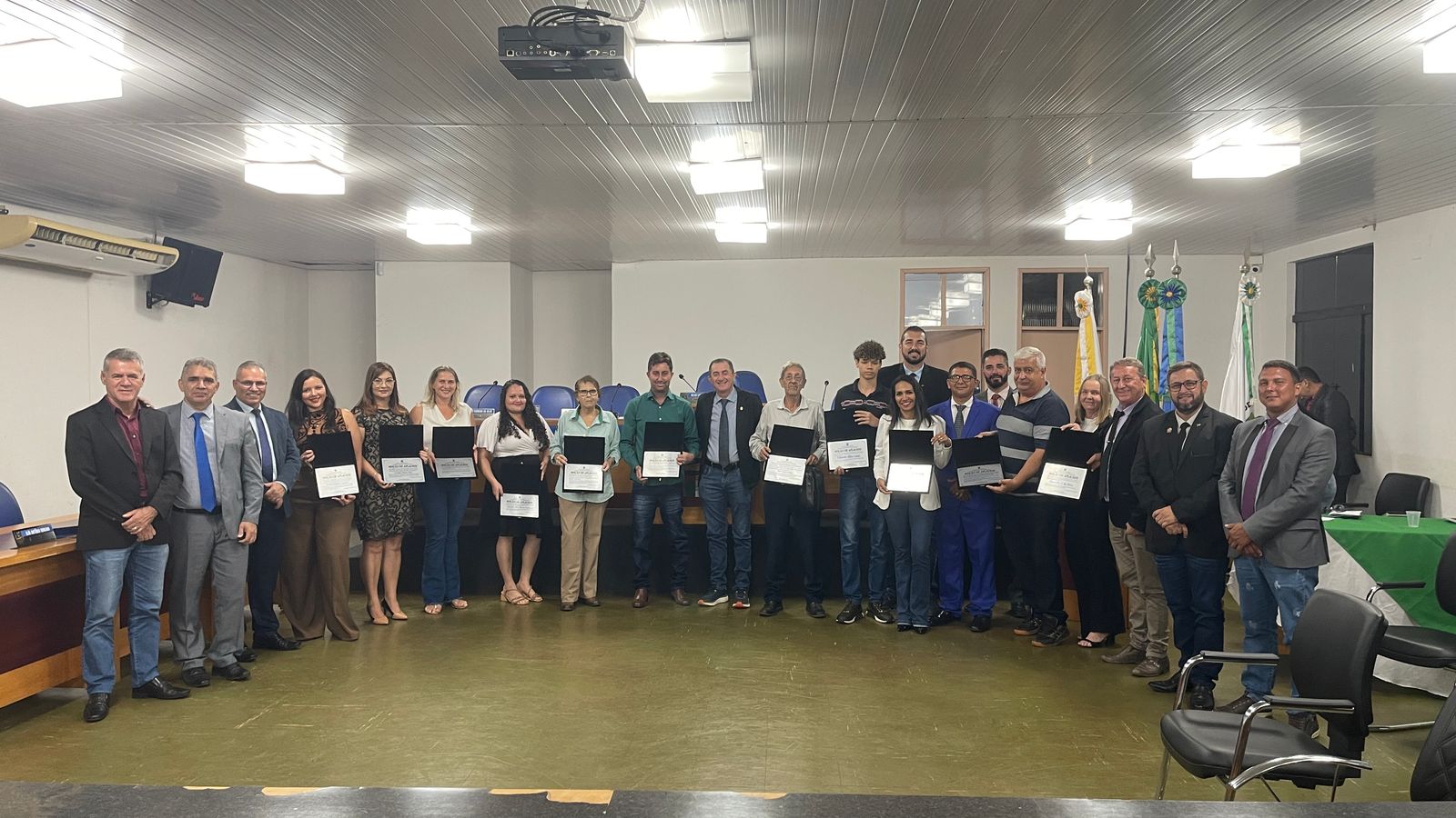 Câmara de Vereadores de Cerejeiras realiza sessão solene com Moções de Aplausos e entrega de Título de Cidadão Honorário